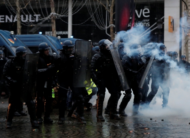 Macron'un önlemleri "Sarı yelekliler"i memnun etmedi